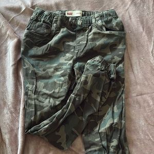 Youth Levi’s camo jogger style pants.